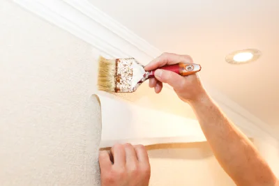 Pose de papier peint à Osnes — revêtements muraux et toiles de verre